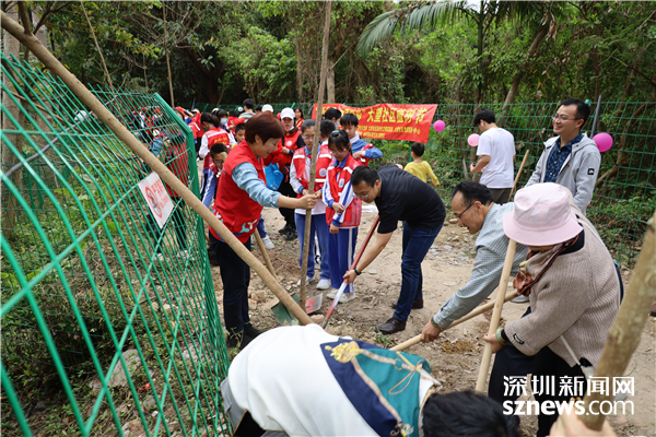 “植”此青绿让城区增彩 罗小树”生态环保志愿服务队授bob电竞旗仪式举行(图2)