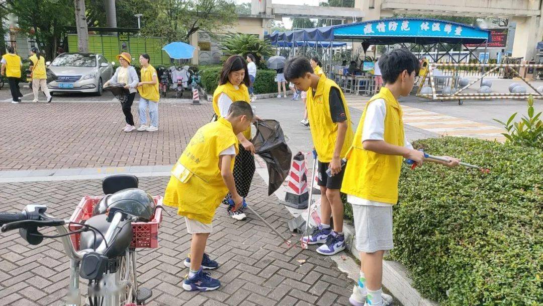 bob电竞志愿环保美好校园——香市中学家长志愿服务队开展亲子环保服务活动(图2)