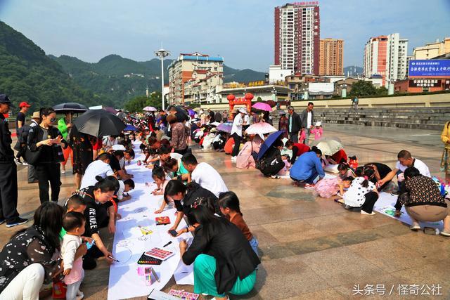 湖北长阳：600多幼儿和家长集体绘出百米环保画长卷场面震撼bob电竞(图3)