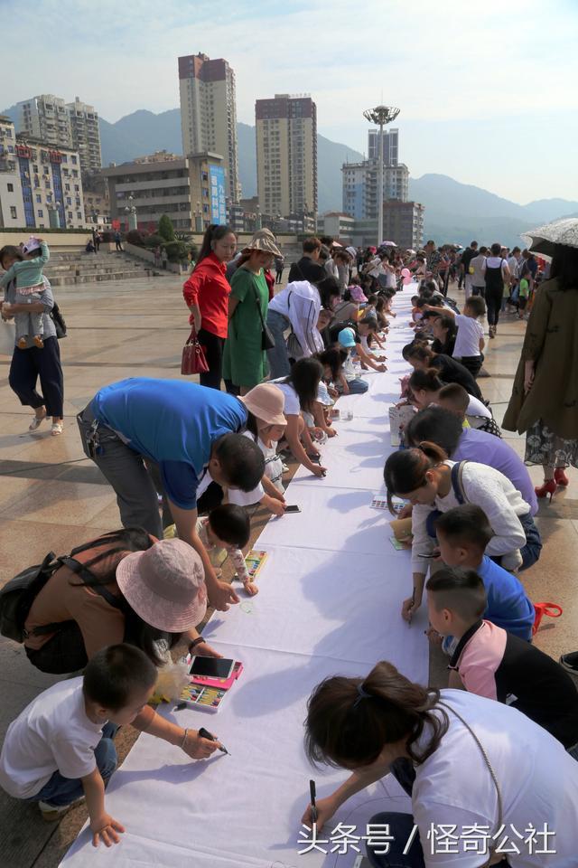 湖北长阳：600多幼儿和家长集体绘出百米环保画长卷场面震撼bob电竞(图1)