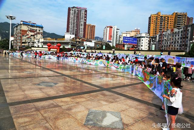 湖北长阳：600多幼儿和家长集体绘出百米环保画长卷场面震撼bob电竞(图11)